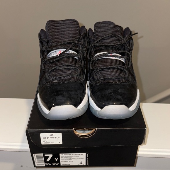 Jordan Black and White Sneakers Sleek Design - Picture 2 of 7